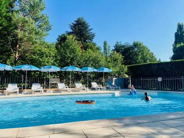 Camping pour 5 personnes, avec terrasse et piscine dans l' Ariège