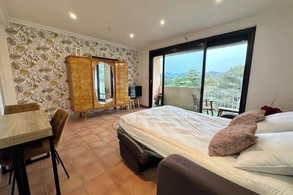 Entire apartment, 3 kms from Cassis T2 with terrace - free parking in Carnoux-en-Provence, Marseille region