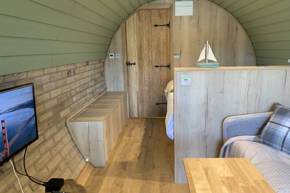 Entire apartment, Cosy escape heated luxury pod with hot tub in Minster-on-Sea, Kent