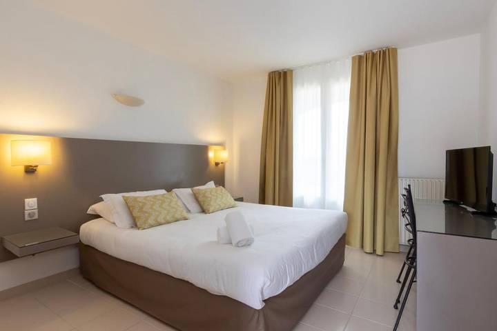 Hôtel pour 6 personnes, avec piscine ainsi que vue et jardin dans Plage du Péro - 4