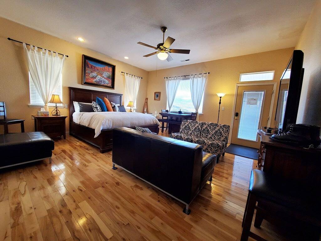 Gorgeous private suite in ranch home with full kitchen/laundry and Jacuzzi tub! in Hurricane, Zion Nationalpark