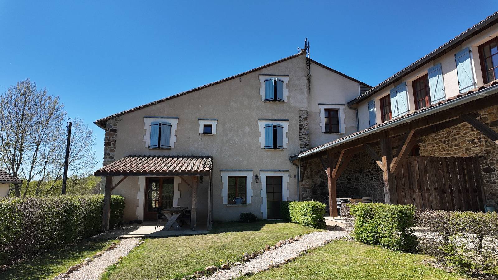 Vakantiehuis 'Domaine De Bellac - Le Castel' met gedeeld zwembad, tuin en Wi-Fi in Roussines, Regionaal Natuurpark van de Perigord-Limousin