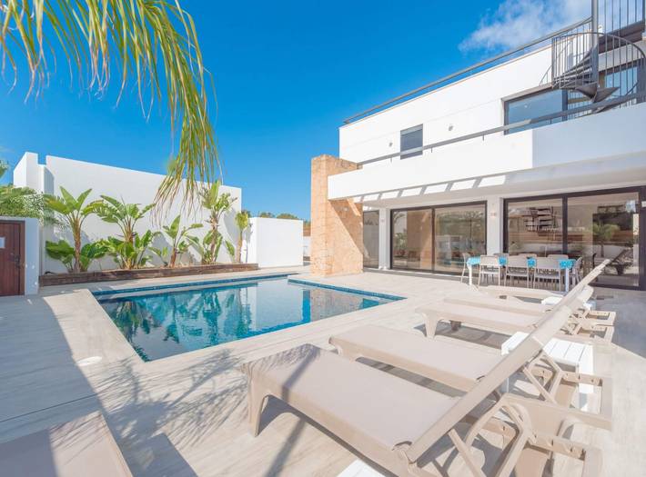 Villa for 8 people, with Balcony and Terrace as well as Garden in Ibiza