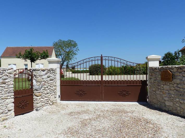 Location de vacances pour 8 personnes, avec terrasse ainsi que vue et piscine à Sublaines