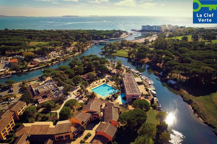 Parc de vacances pour 4 personnes, avec Terrasse ainsi que Jardin et Piscine sur la Côte d'Azur