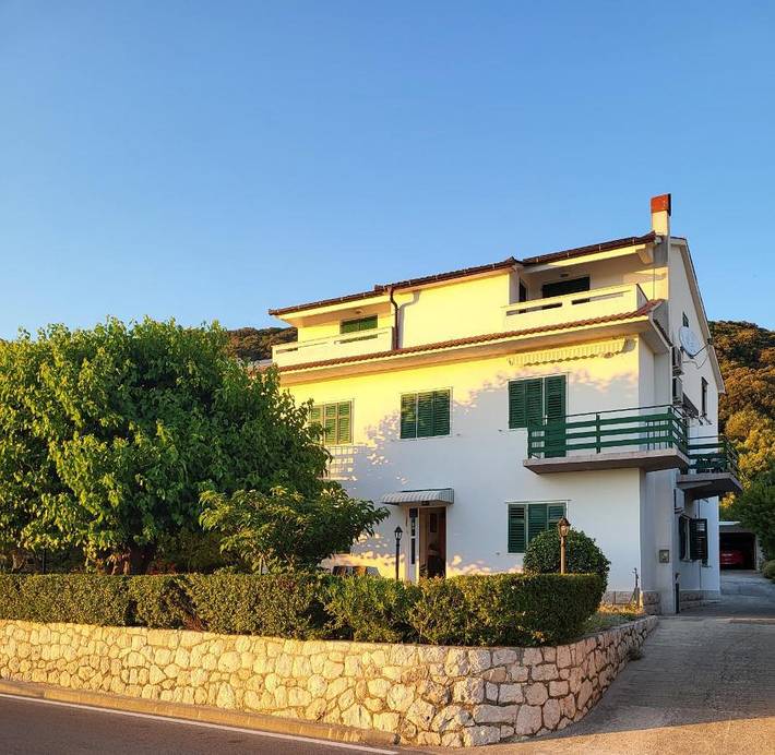 BnB für 3 Personen, mit Terrasse und Garten sowie Ausblick auf Rab