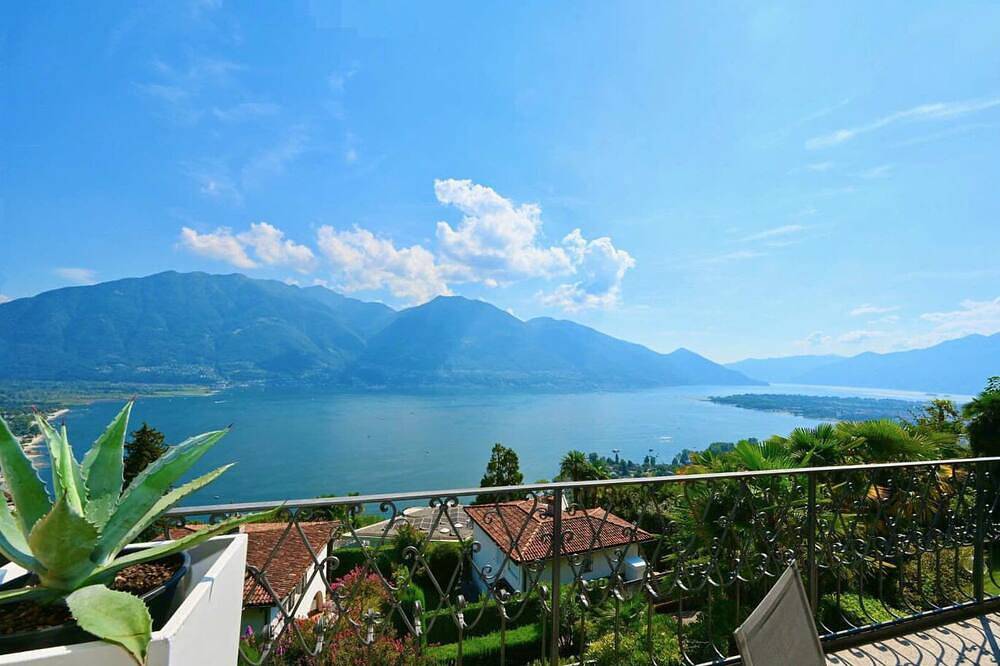Magnificent villa with indoor pool and prime lake view location in Minusio, Alpes Ticineses y del Verbano