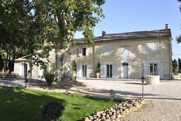Maison d’hôte pour 16 personnes, avec jacuzzi et piscine ainsi que jardin et sauna à Saint-Andiol