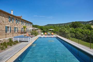 Maison de campagne pour 14 personnes, avec piscine ainsi que jardin et terrasse dans Colorado provençal