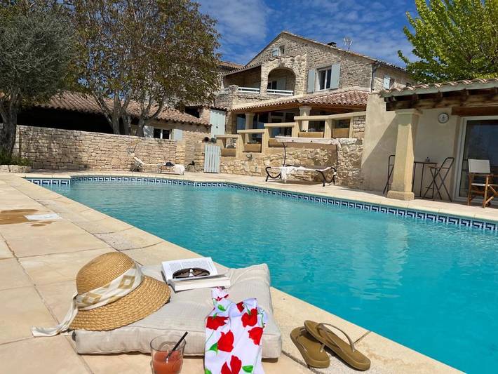 Gîte pour 5 personnes, avec Balcon et Terrasse ainsi que Jardin et Piscine à Saint-Privat-de-Champclos
