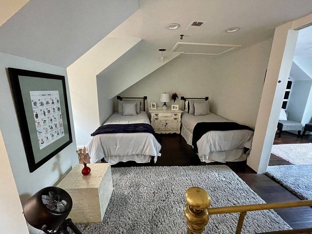 Beautiful 2 Bedroom with Loft in Heart of Old Town—sleeps 6 in Alexandria (VA), Alexandria City