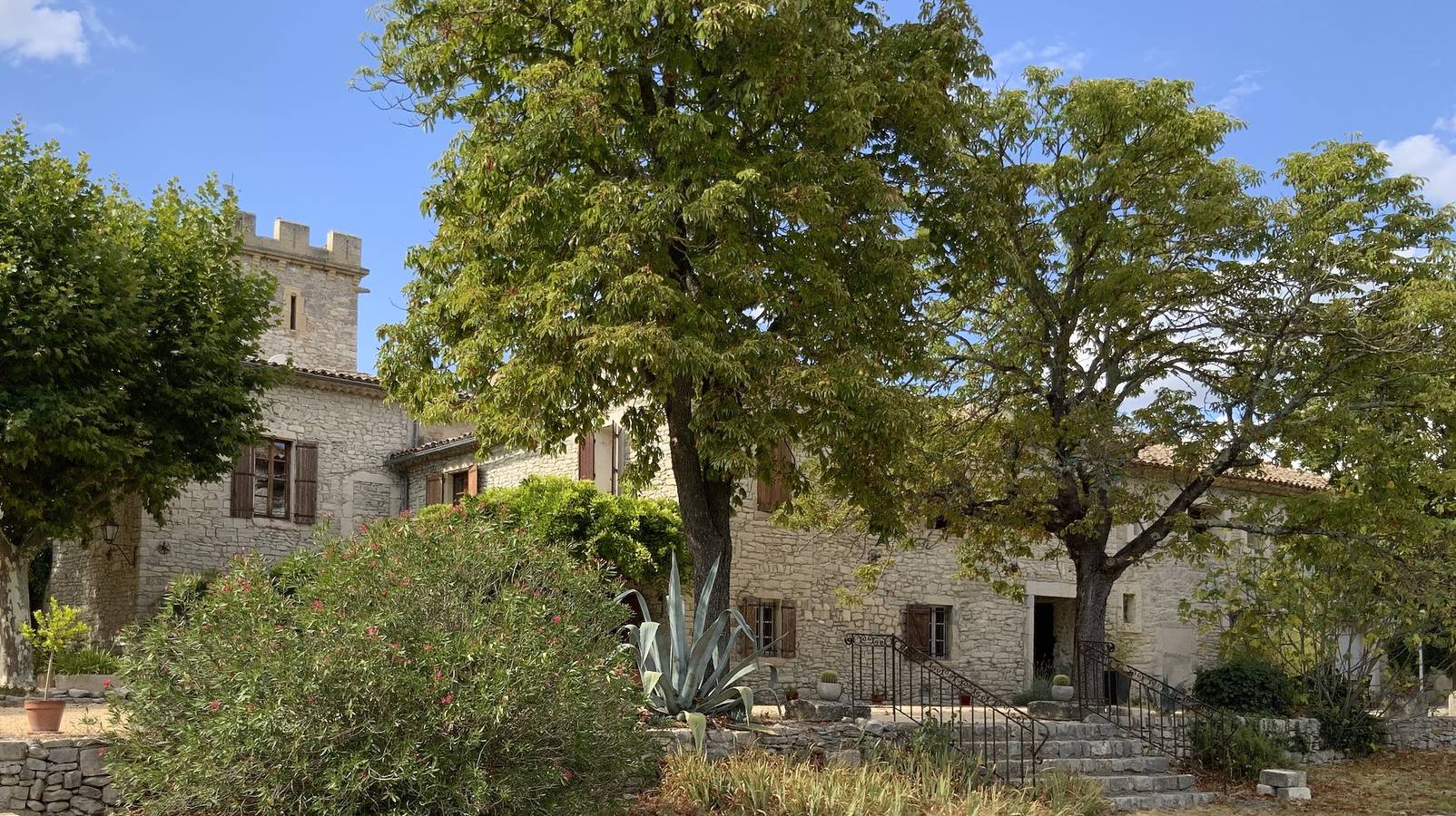 La Suite Margot, Priorat aus dem 9. Jahrhundert in Carnas, Mittelmeerküste (Frankreich)