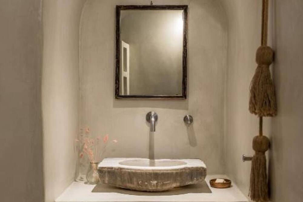 Charming Oia Retreat | 1 Unit | Scenic Cycladic Views in Oia, Santorin