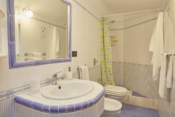 Villa with pool, 5 rooms with private bath, between Palermo and Cefalù in Torre Colonna-Sperone, Altavilla Milicia