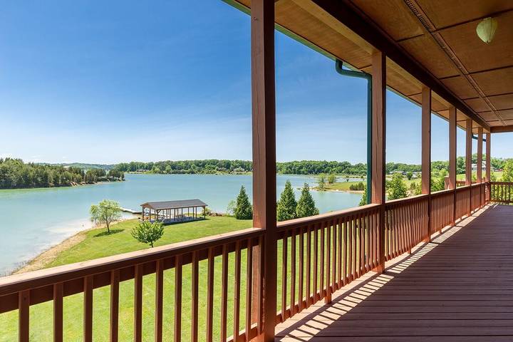 Log cabin for 10 people, with hot tub and balcony in Douglas Lake