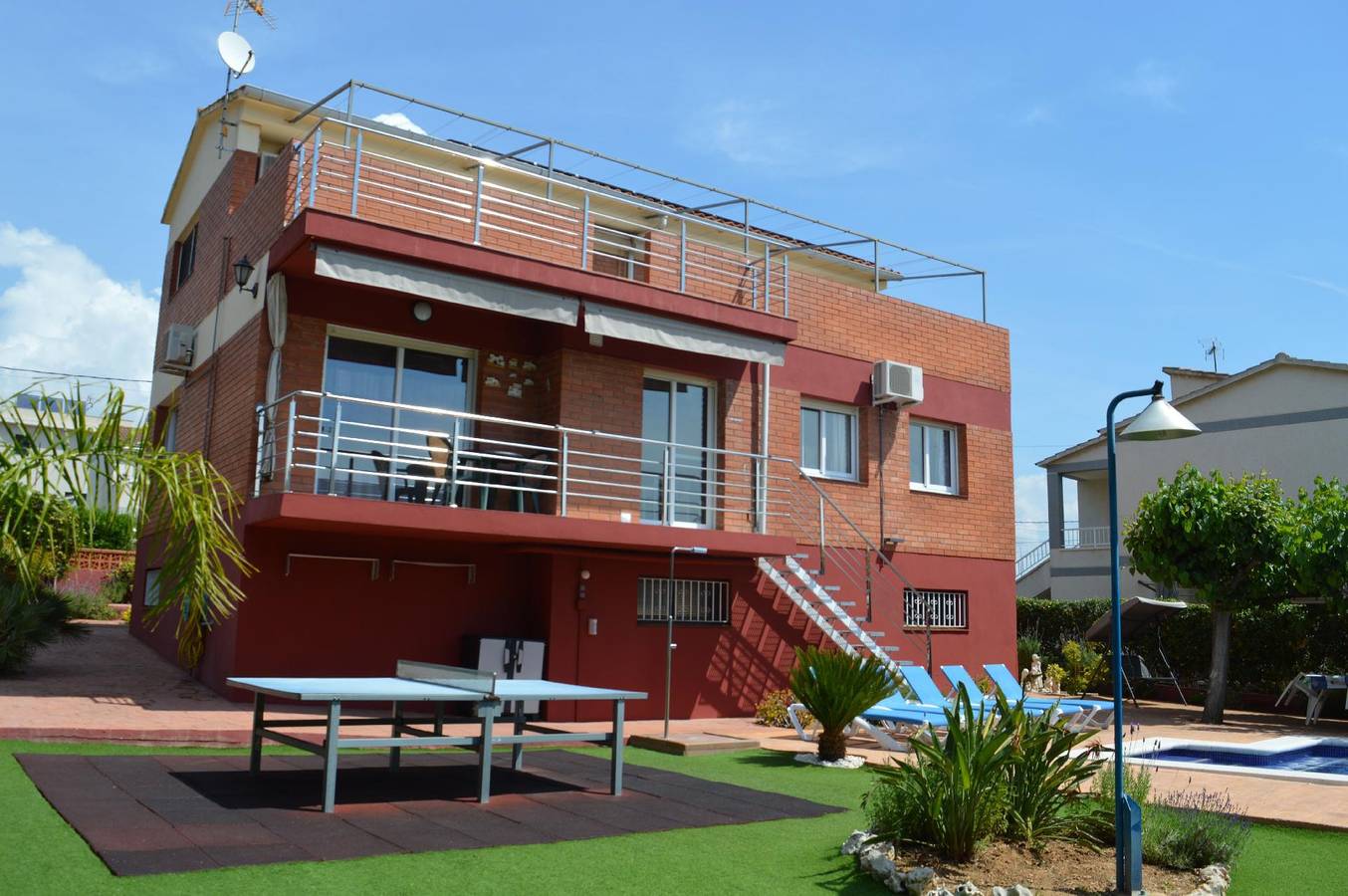 Villa Lagem es una casa con piscina particular, jardín y barbacoa a 1500 metros de la playa de fina arena in Cubellas, Garraf