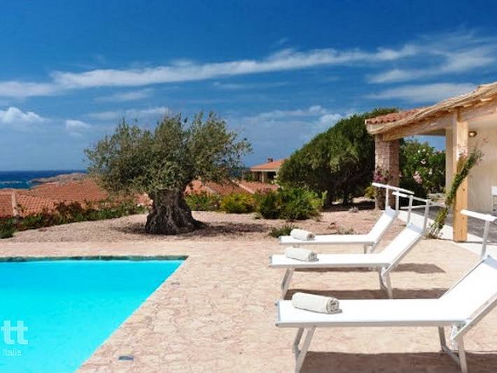 Casa vacanza per 10 persone, con balcone/terrazza e piscina nonché terrazza a Isola Rossa