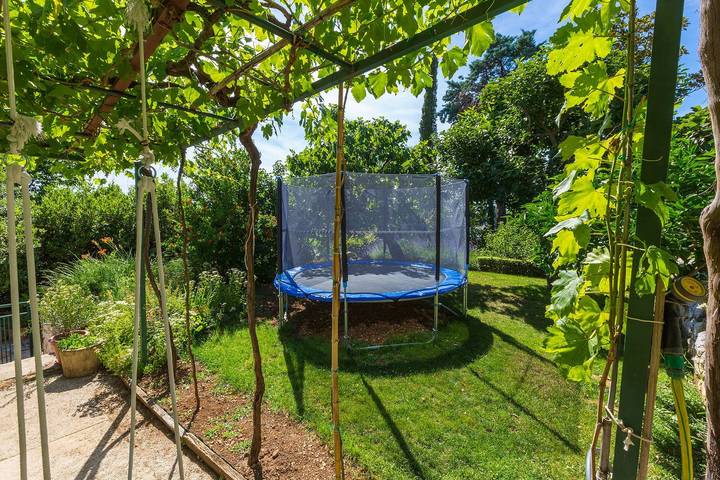 Ganze Wohnung, Hundefreundliches Apartment nur 500 Meter zum Strand mit mediterraner Terrasse in Crikvenica, Primorje-Gorski Kotar