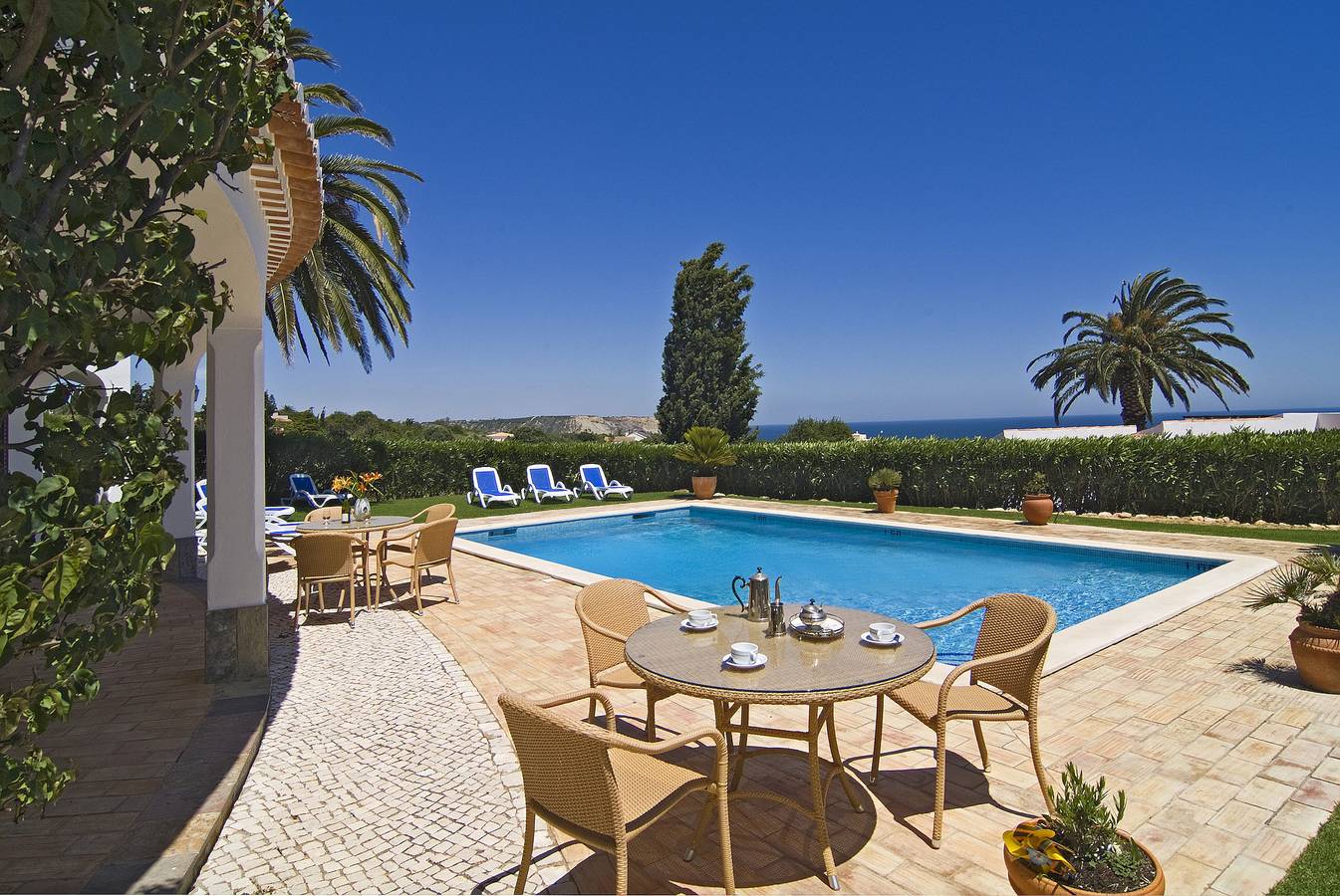 Villa Camena, piscine privée, vue sur la mer in Luz, District de Faro