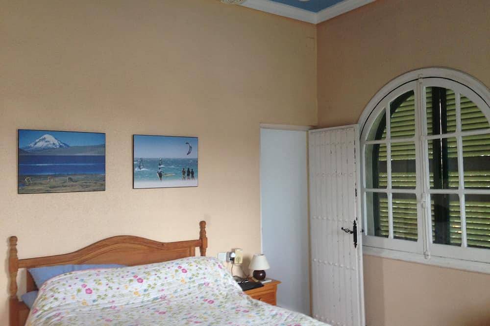 Rustic beach side villa within a walled garden set in a bay 13km from Tarifa. in Playa de Getares, Algeciras