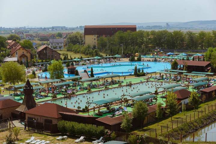 Station pour 3 personnes, avec piscine et jacuzzi ainsi que sauna et jardin dans Mureș - 2