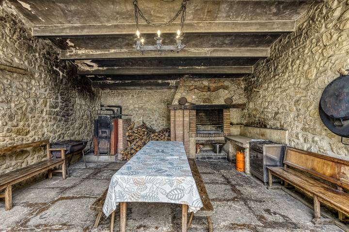 Casa rural para 42 personas, con jardín, Se admiten mascotas en Pla de l'Estany - 4