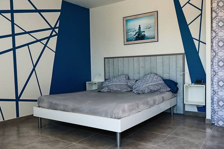 Chambre d’hôte pour 2 personnes, avec jardin ainsi que piscine et terrasse, animaux acceptés