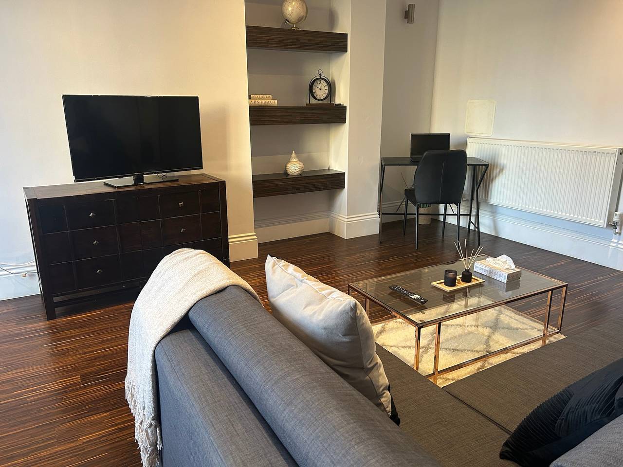 Entire holiday apartment, Tavistock House-Contractor stay-Parking-Sleeps 7, in Bedford
