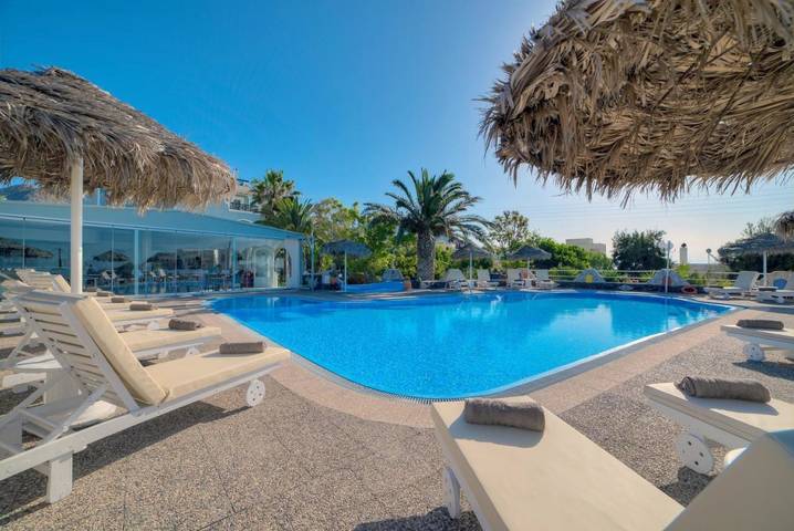 Apartahotel para 4 personas, con piscina además de jacuzzi y jardín en Santorini