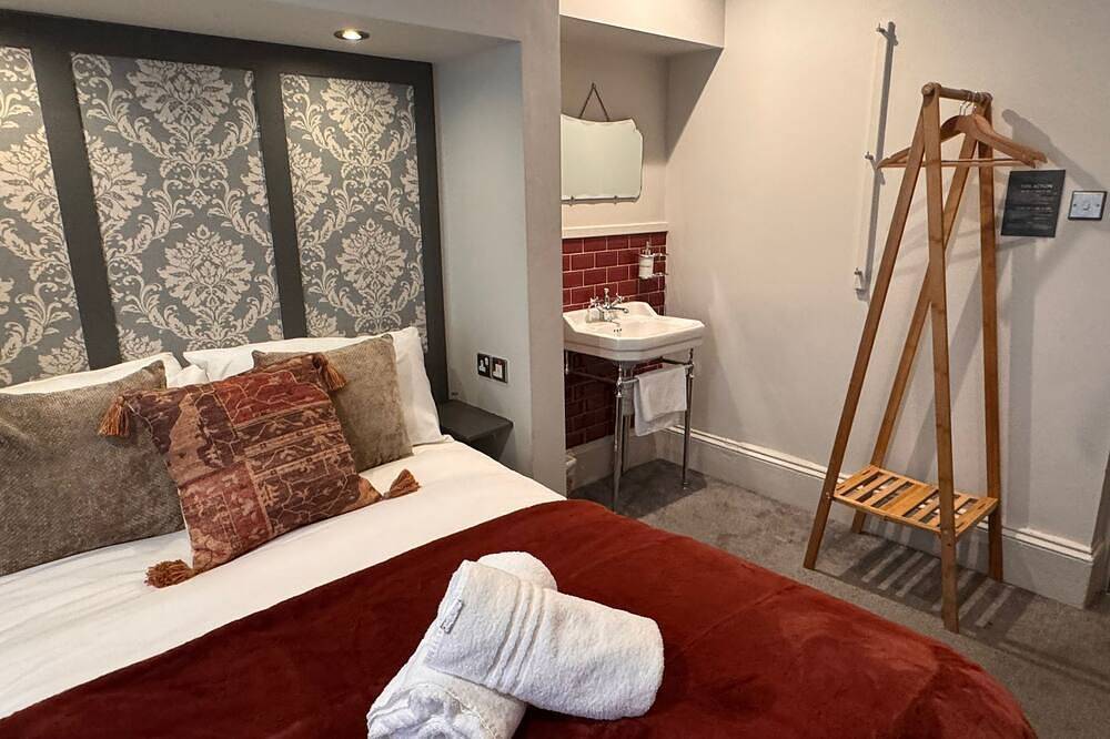 Double room / shared bathroom in Market Ward, Cambridge