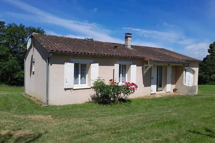 Location de vacances pour 6 personnes, avec piscine et jardin à Bussac