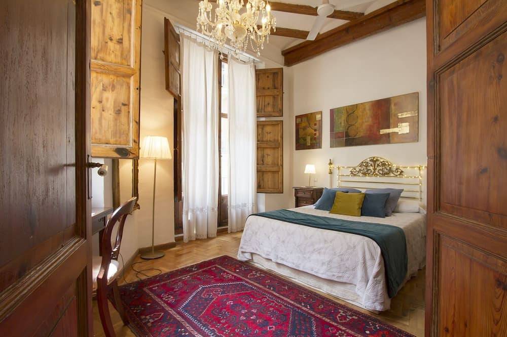 Entire apartment, Classic Old Town Mester Apartments Vlc, central A/C and high speed wifi. in Valencia City Centre, Valencia