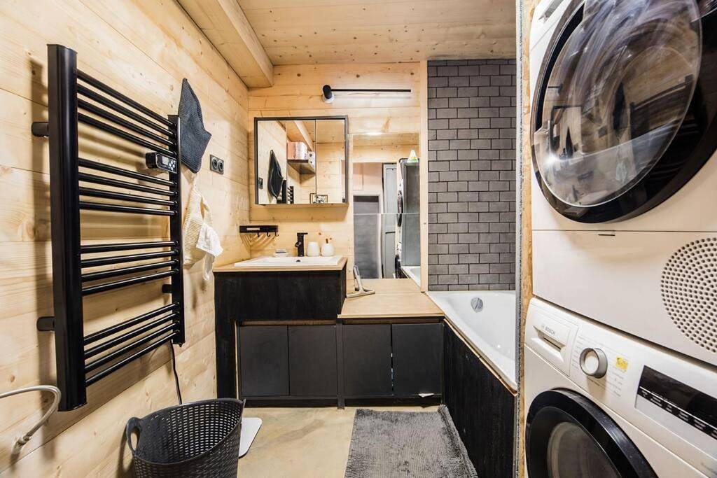 Appartement entier, Two-Bedroom Apartment in Seix, Parc naturel régional des Pyrénées ariégeoises