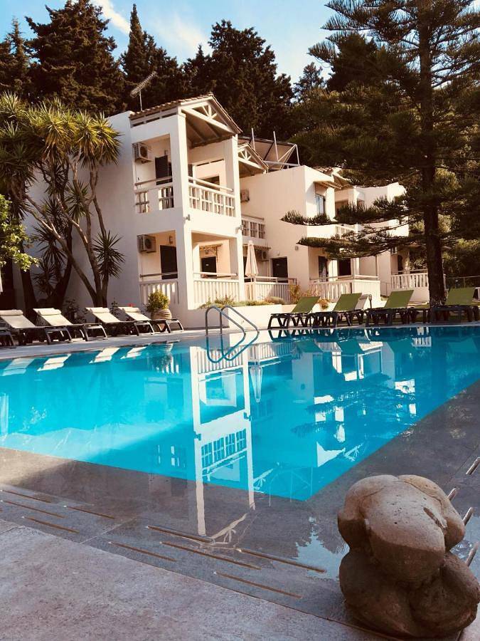 Appart’hôtel pour 2 personnes, avec Balcon et Terrasse ainsi que Jardin et Piscine