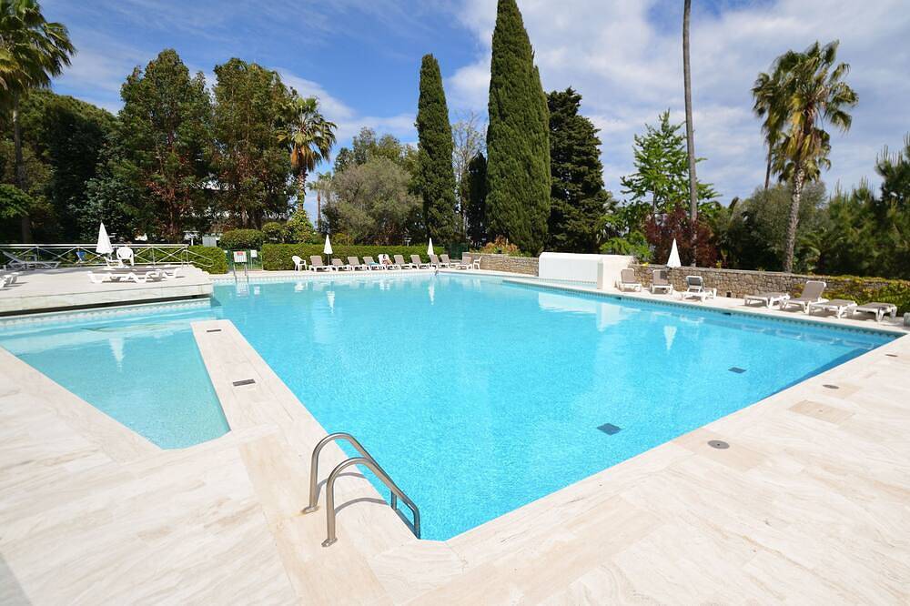 Entire apartment, Cannes Eden. Large sea view studio, beach access, quiet, swimming pool and tennis. in Vallauris, Cannes region