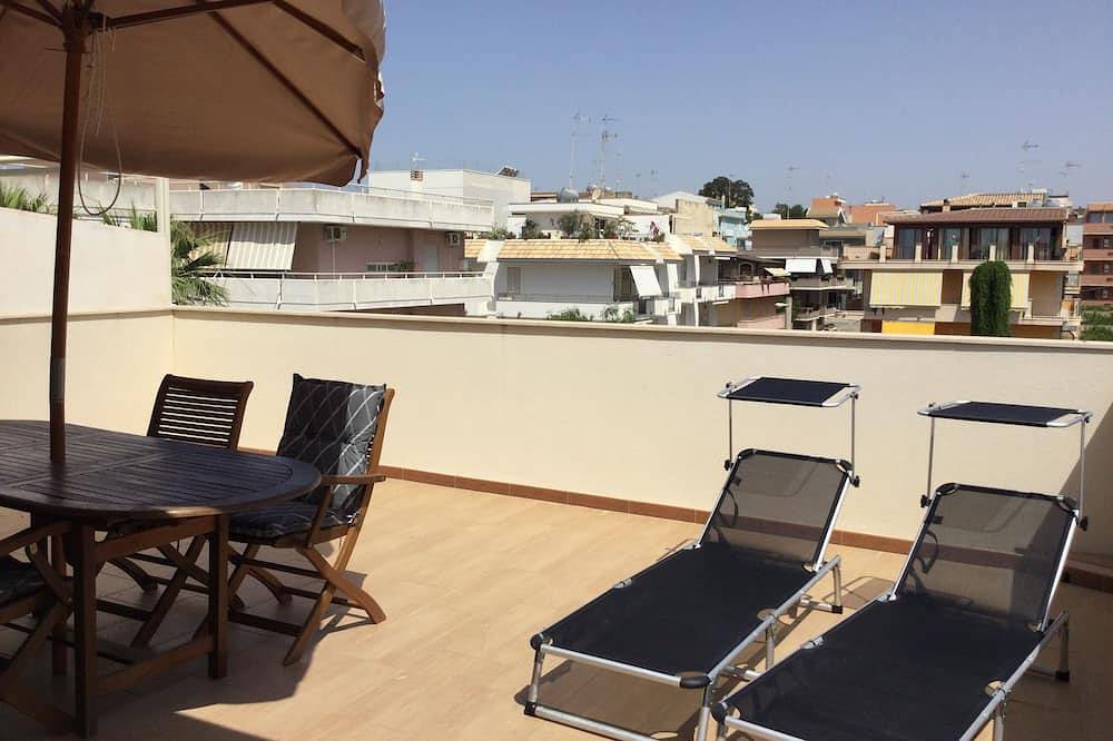 Entire apartment, Attic, stylishly furnished, large terrace and sea view, 5 min. to the beach. in Pozzallo, Ragusa Province