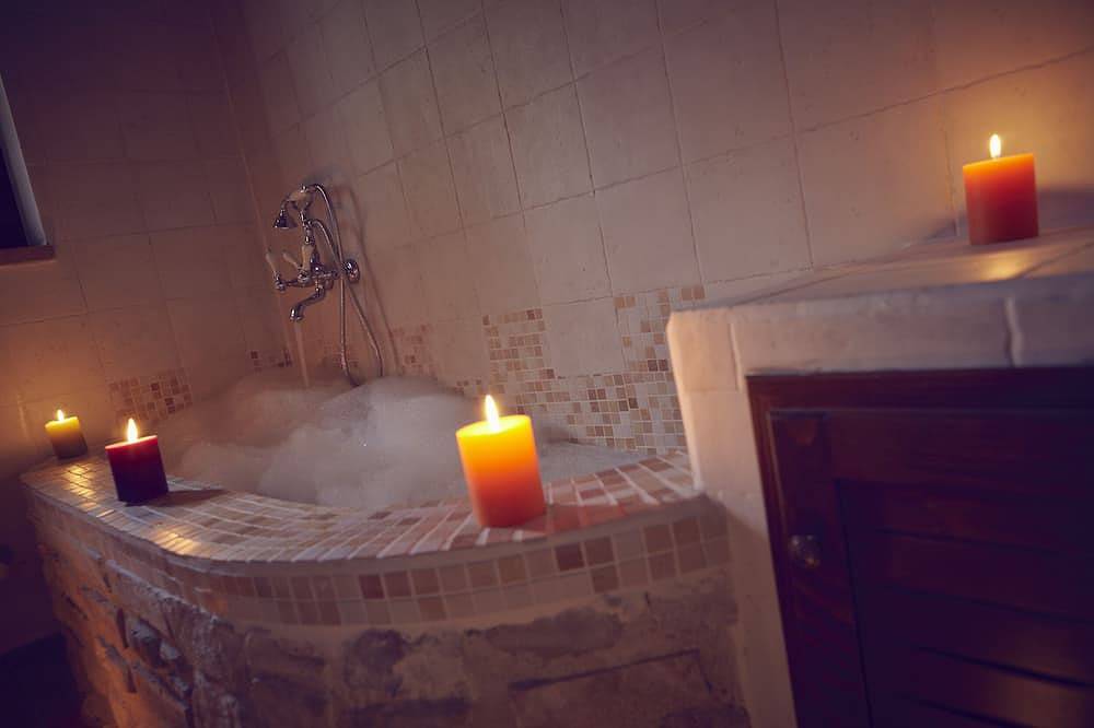 Authentic stone farmhouse, pool, view, bbq, wifi, bedrooms with bathroom and a/c in Perugia, Perugia Province