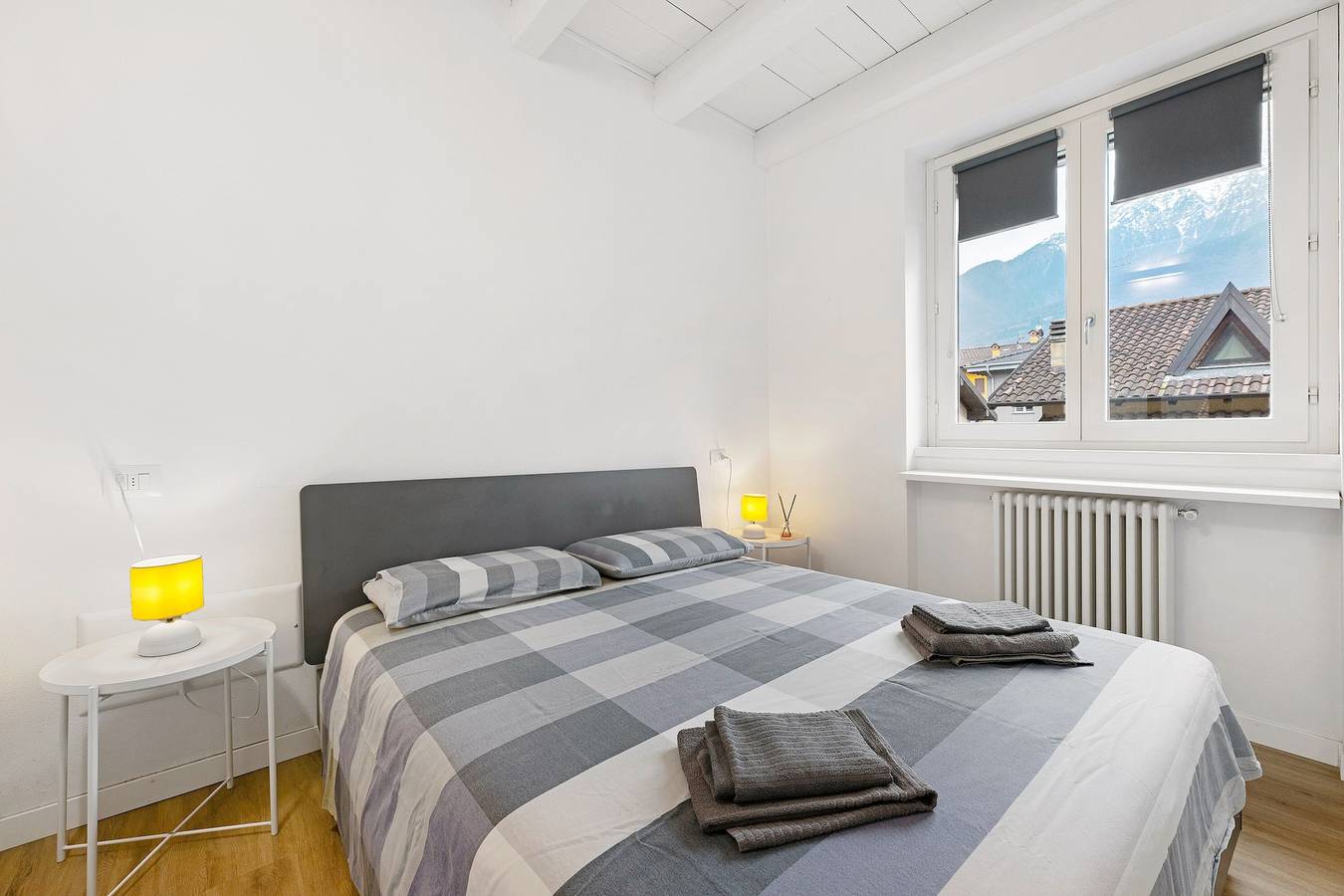 Ganze Wohnung, Modernes Apartment mit Terrasse und Galerieebene in Colico, Orobie Alpen West