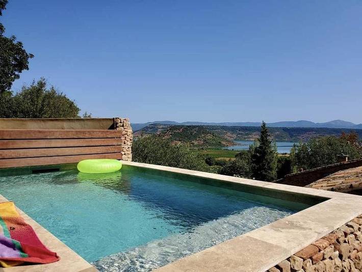 Location de vacances pour 12 personnes, avec vue sur le lac et piscine ainsi que vue et jardin à Liausson
