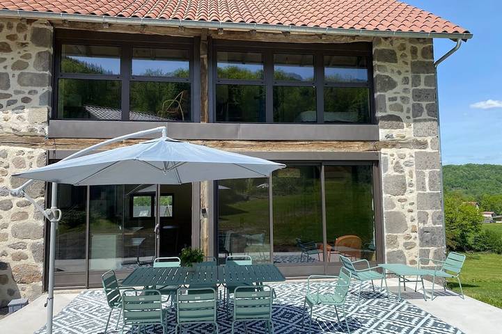 Location de vacances pour 8 personnes, avec jardin à Jussac