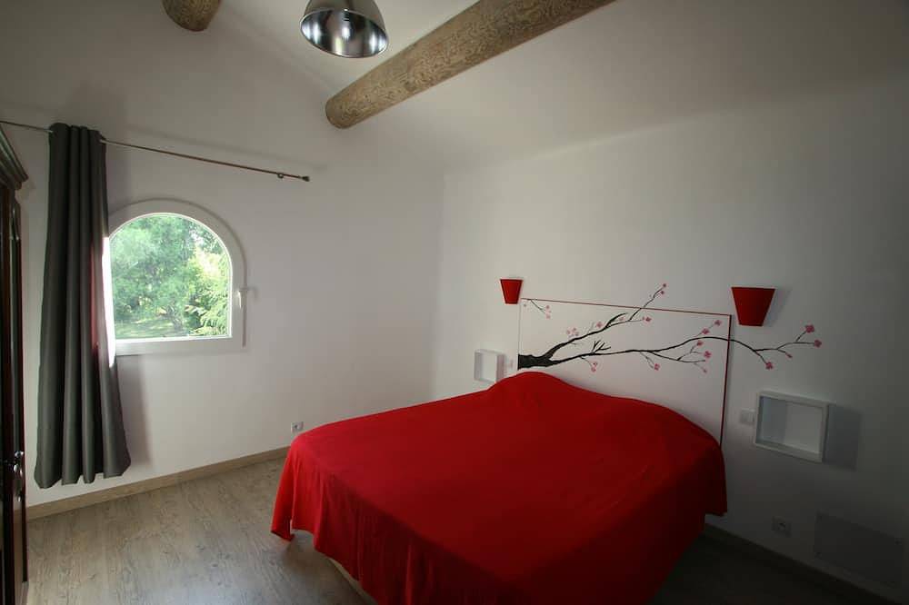 Luberon en 7Ha Casa de vacaciones confortable y climatizada. Piscina climatizada in Villelaure, Parque natural regional del Luberon