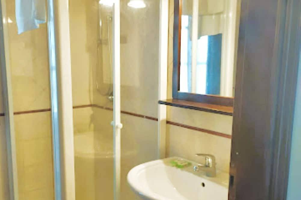 Ganze Wohnung, 40 sqm apartment located on the first floor consisting of a living room with double sofa bed and satellite Tv, equipped kitchenette, refrigerator.A double bedroom and bathroom. Private parking. in Castagneto Carducci, Etruskische Küste