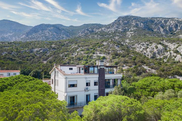 Appartamento intero, Appartamento 'Oriente' con terrazza privata, Wi-Fi e aria condizionata in Cala Gonone, Dorgali