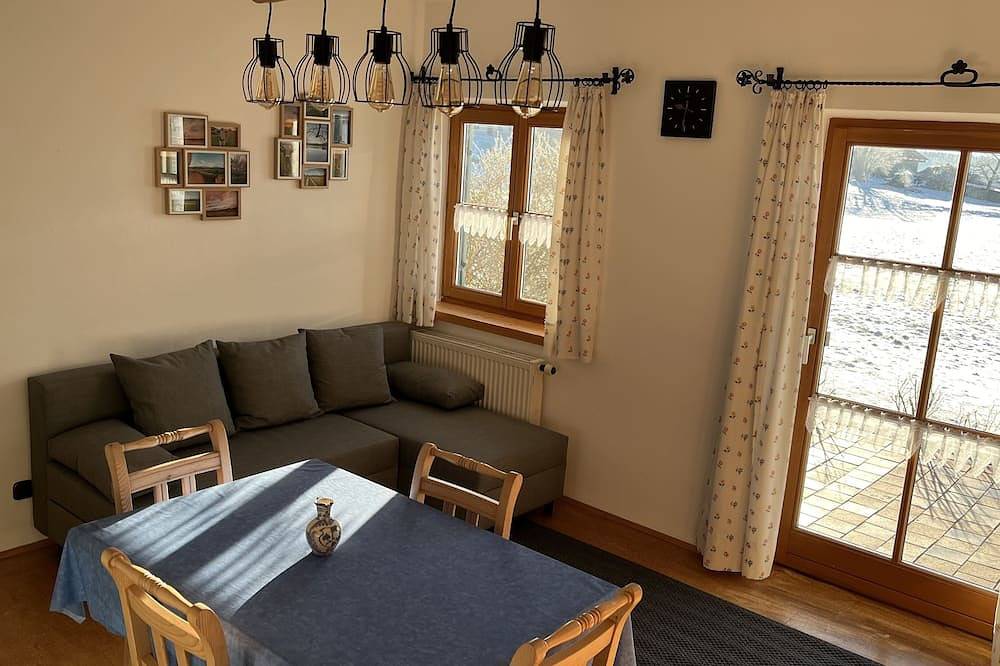 Entire apartment, Quietly located first floor apartment with private terrace and mountain view in Pittenhart, Chiemsee