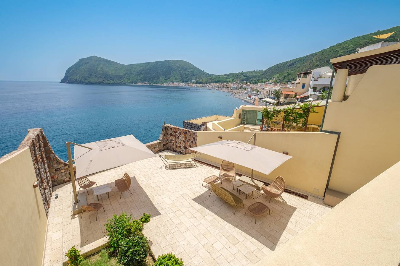 Villa 'Chiara' close to the Beach with Sea View & Terrace in Lipari