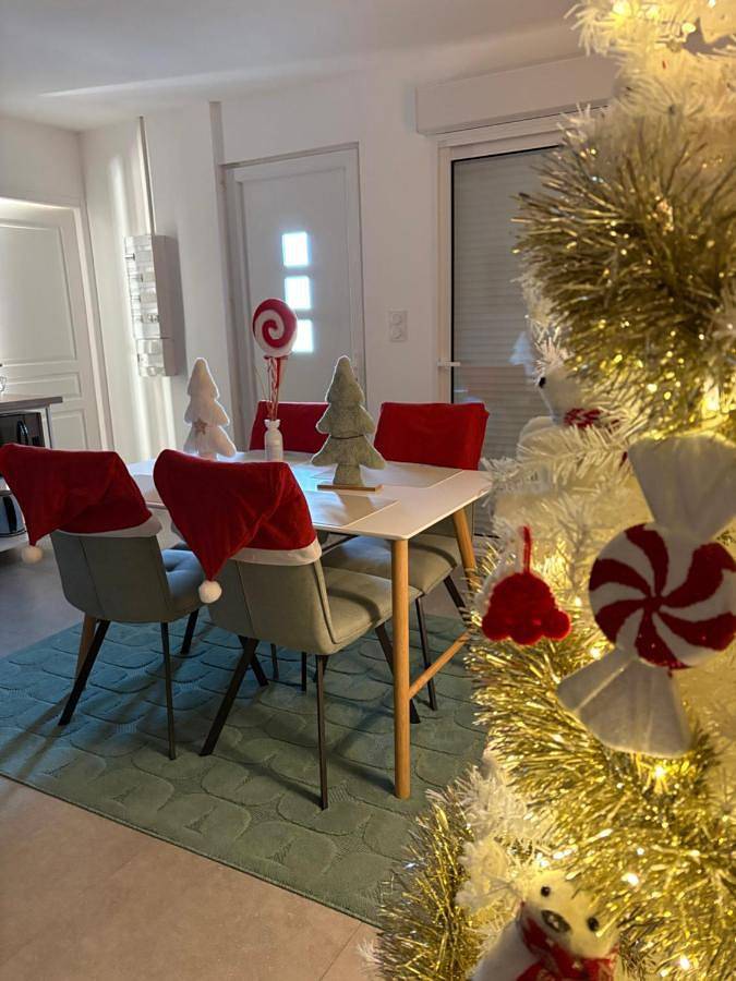 Gîte pour 3 personnes, avec piscine ainsi que jardin et vue, animaux acceptés à Saint-Julien-les-Rosiers - 4