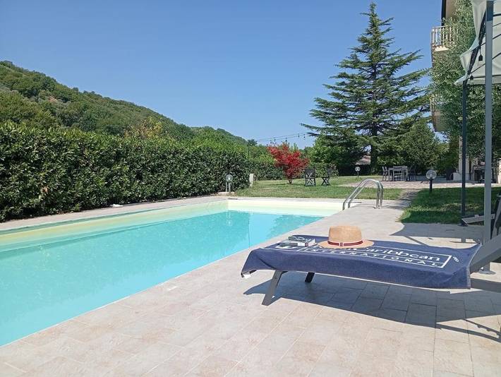 Appartement de vacances pour 4 personnes, avec Jardin ainsi que Piscine et Vue à Castelliri