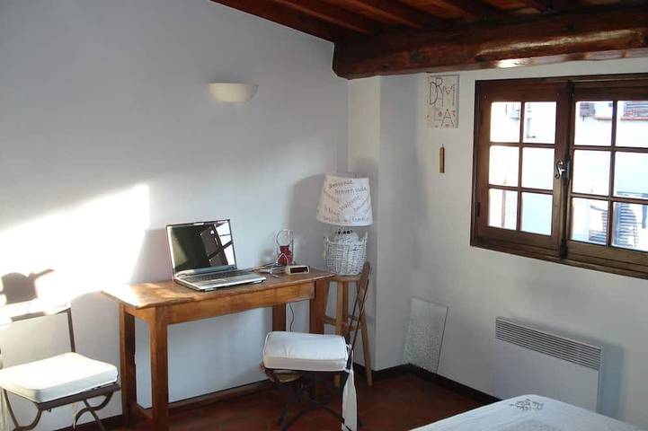 Appartement entier, Situé dans le vieil Antibes, à 2 pas des commerces, comprenant  2 à 3 couchages in Antibes, Côte méditerranéenne (France)