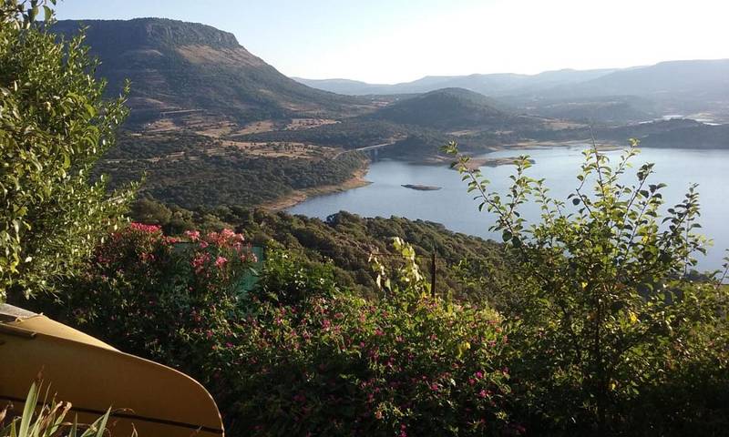 Camping pour 2 personnes, avec jardin et piscine ainsi que vue sur le lac et vue dans Sardaigne du Nord - 3