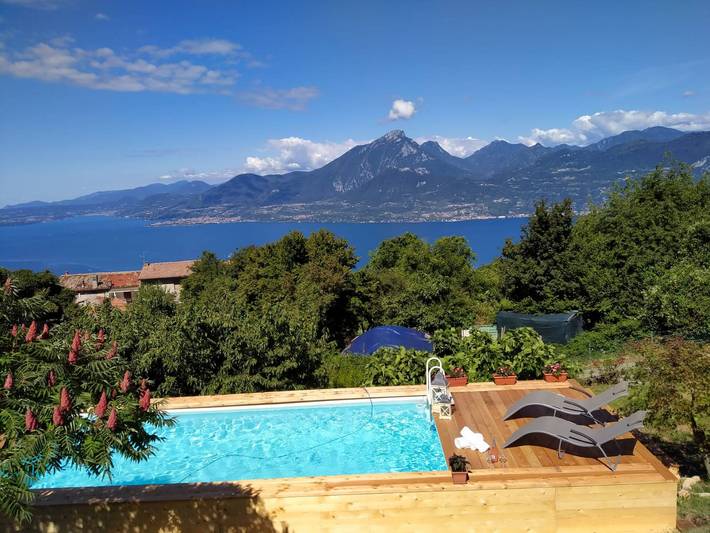 Appartamento per 5 persone, con panorama e giardino nonché vista lago e balcone a San Zeno di Montagna
